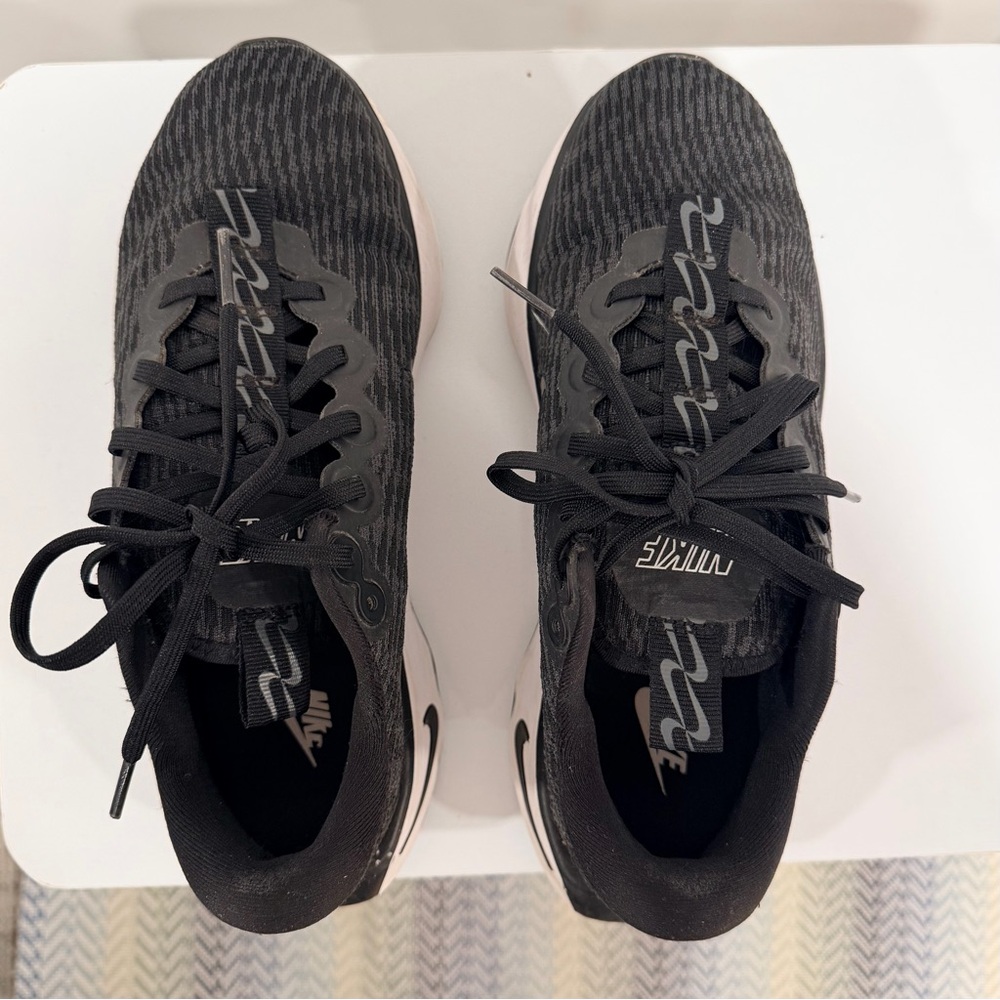 Nike Black and White Running Shoes - Picture 5 of 6